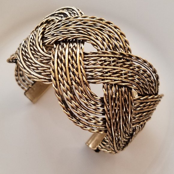 Gold Metal Clasp Bracelet - Picture 1 of 1